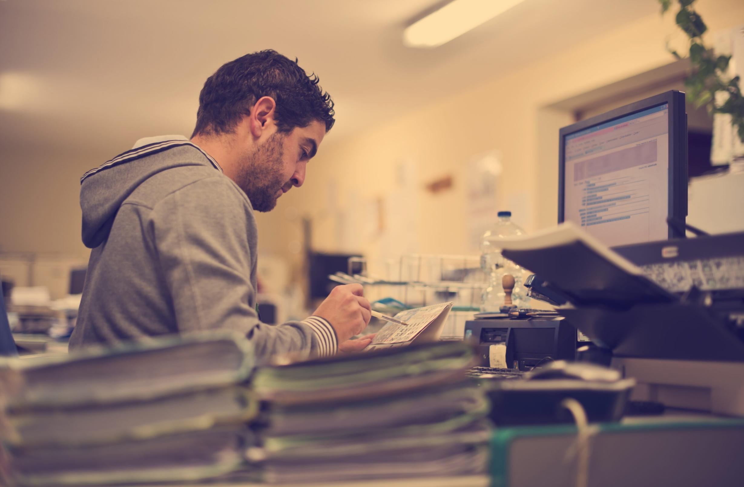 Link oluşturma stratejilerini uygulayan profesyonel ekip çalışması